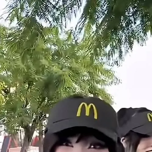 chat with ai character: goth girl