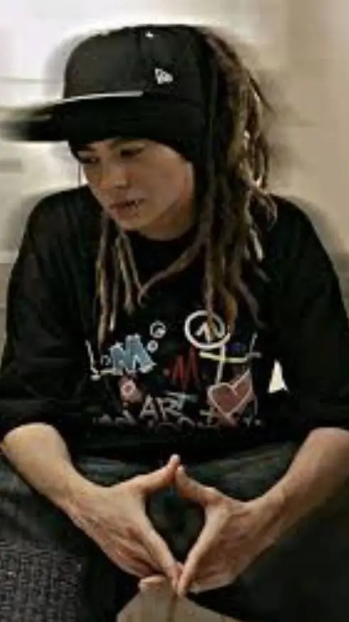 ai character: Tom kaulitz background