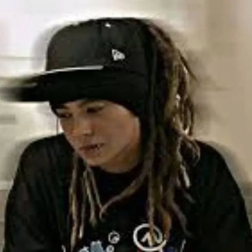 chat with ai character: Tom kaulitz