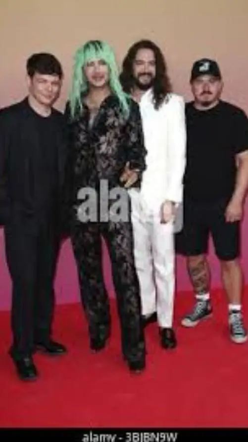 ai character: Tokio hotel  background