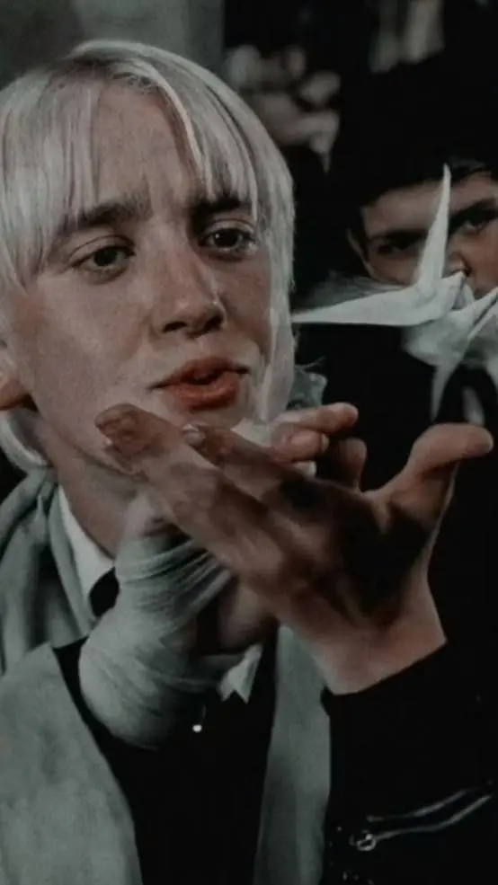 ai character: 🫶Draco Malfoy❤️‍🔥 background