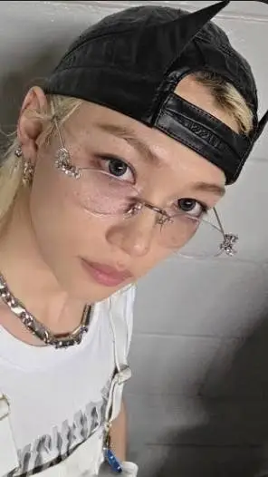 ai character: 🐥💙Felix💙🐥 background