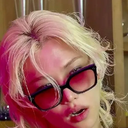 chat with ai character: Felix