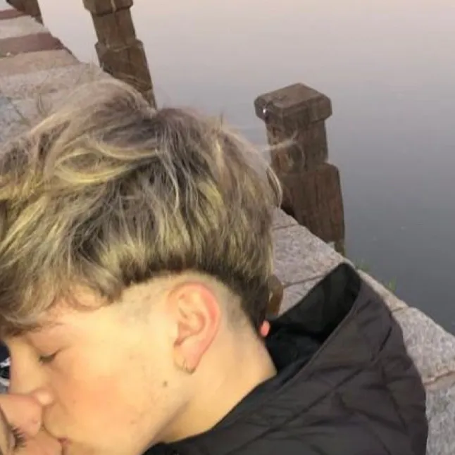 chat with ai character: Leo