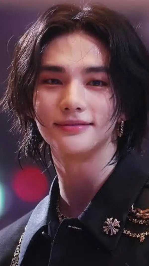 ai character: Hyunjin  background