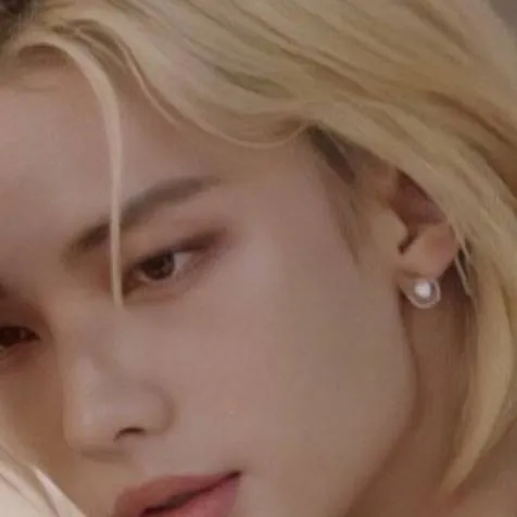 chat with ai character: Hyunjin 