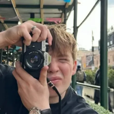 chat with ai character: Kit Connor ⭐️