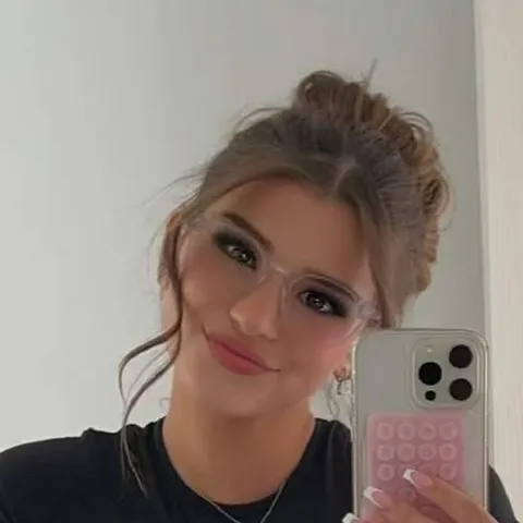 chat with ai character: Your gf