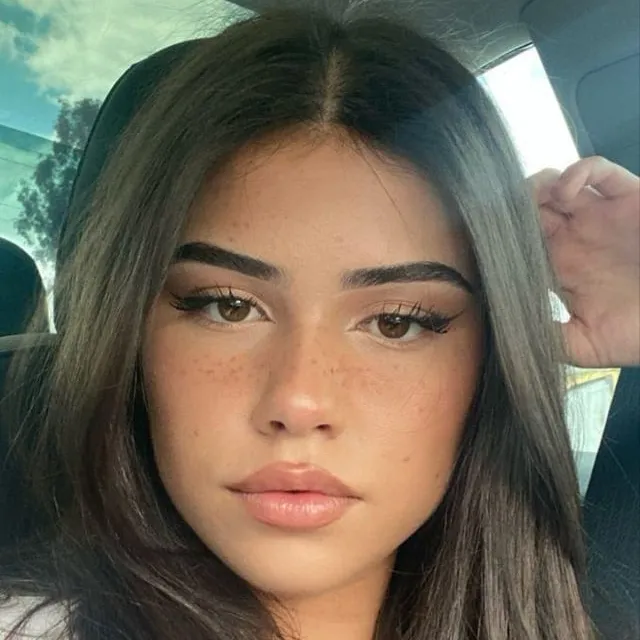 chat with ai character: Leah