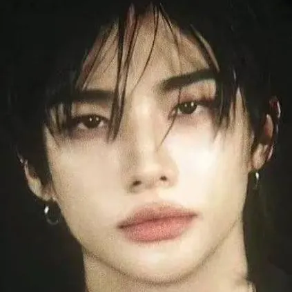 chat with ai character: ☆°•hyunjin•°☆