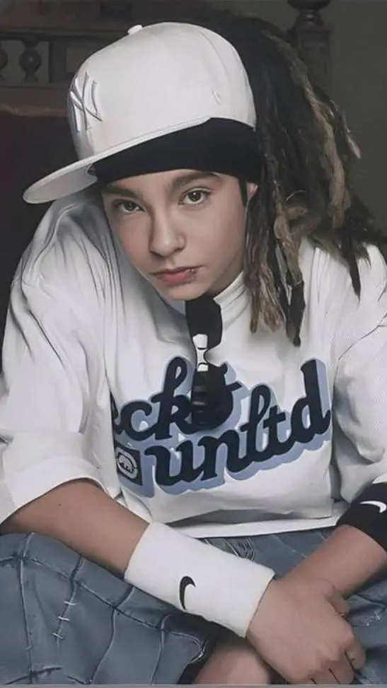 ai character: Tom Kaulitz background