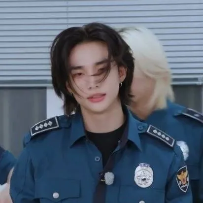 chat with ai character: Hwang Hyunjin