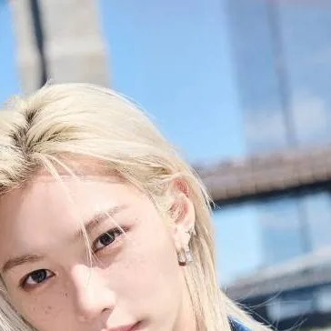 chat with ai character: Lee Felix