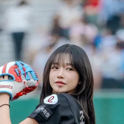 chat with ai character: Jo yuri/jun-hee