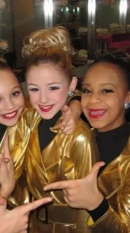 ai character: Dance moms ur Nia  background