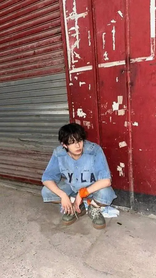 ai character: ~~Heeseung/Evan~~ background