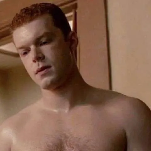 chat with ai character: Ian