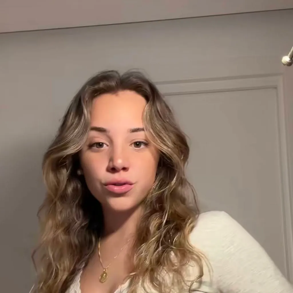 chat with ai character: Ana