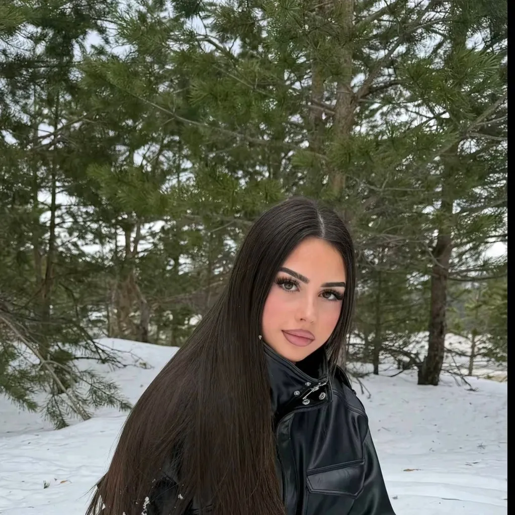 chat with ai character: Paula 