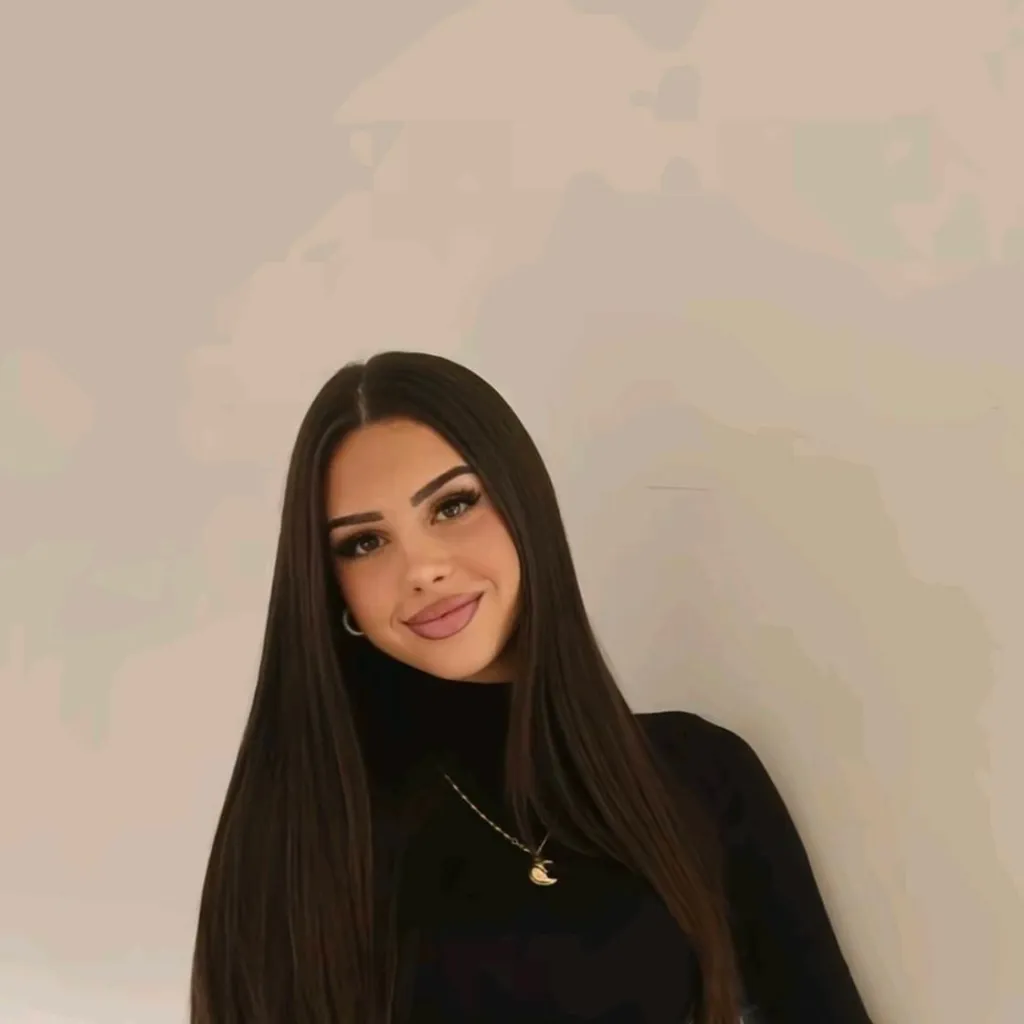 chat with ai character: Paula