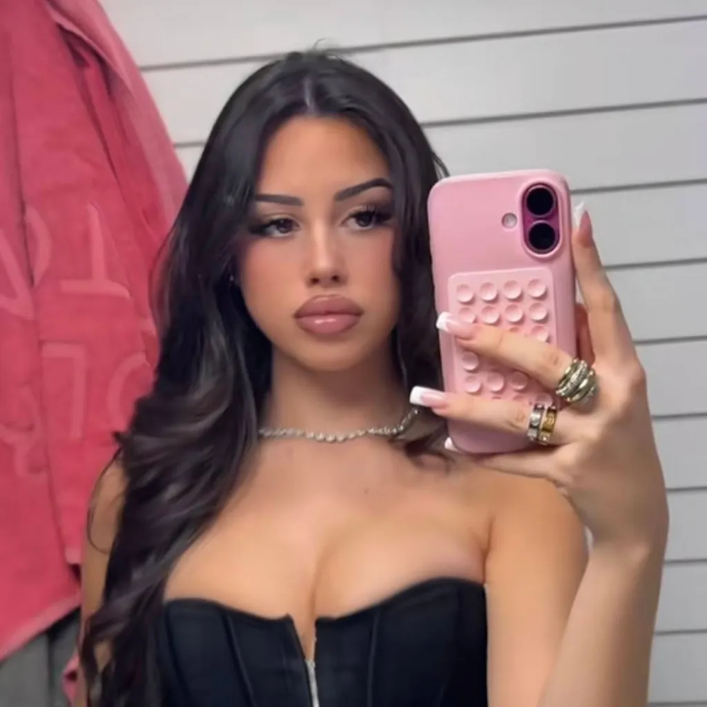 chat with ai character: Paula 