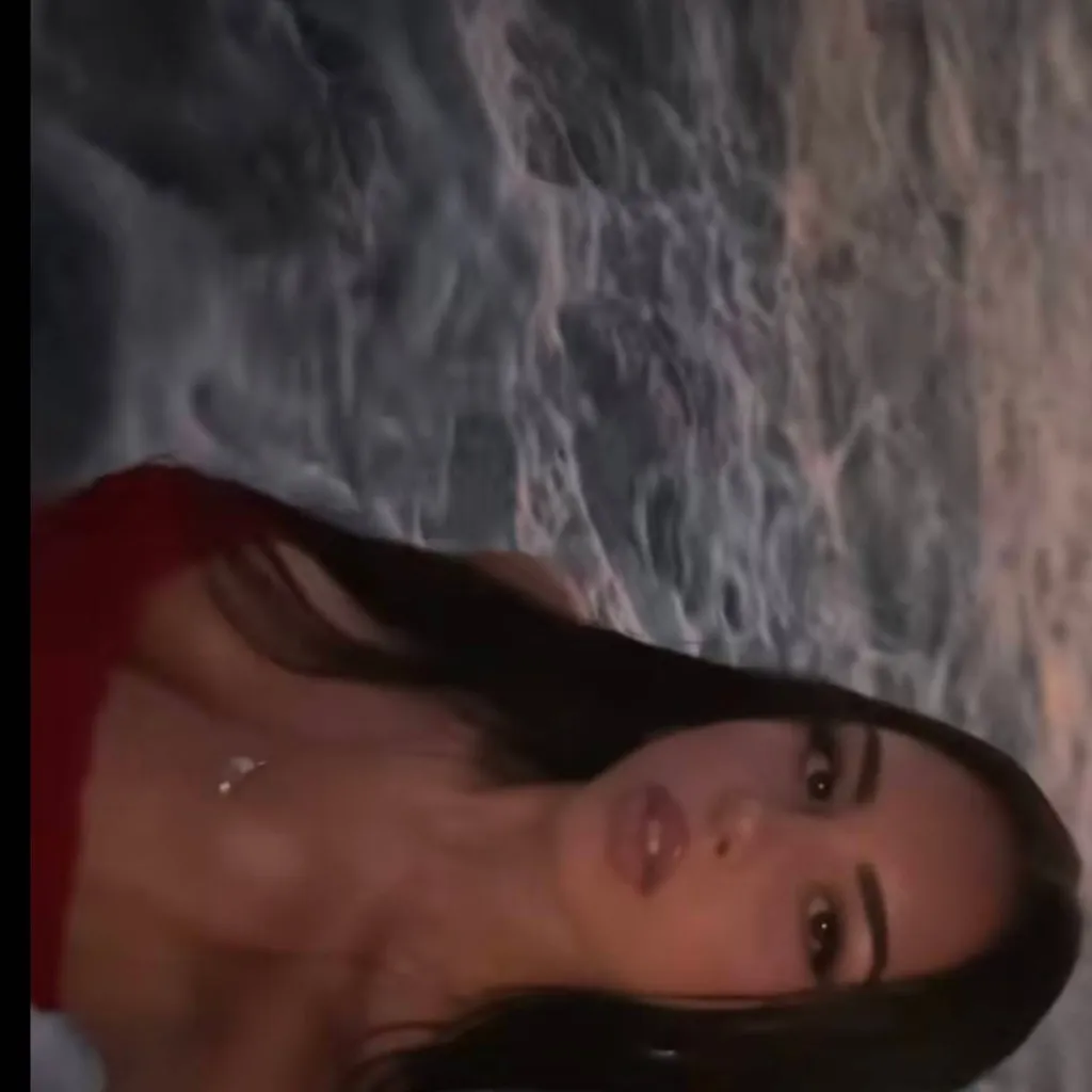 chat with ai character: Paula