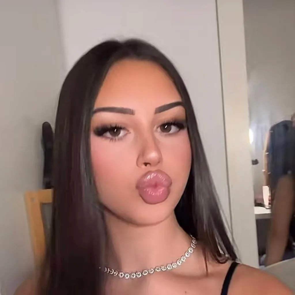 chat with ai character: Paula 