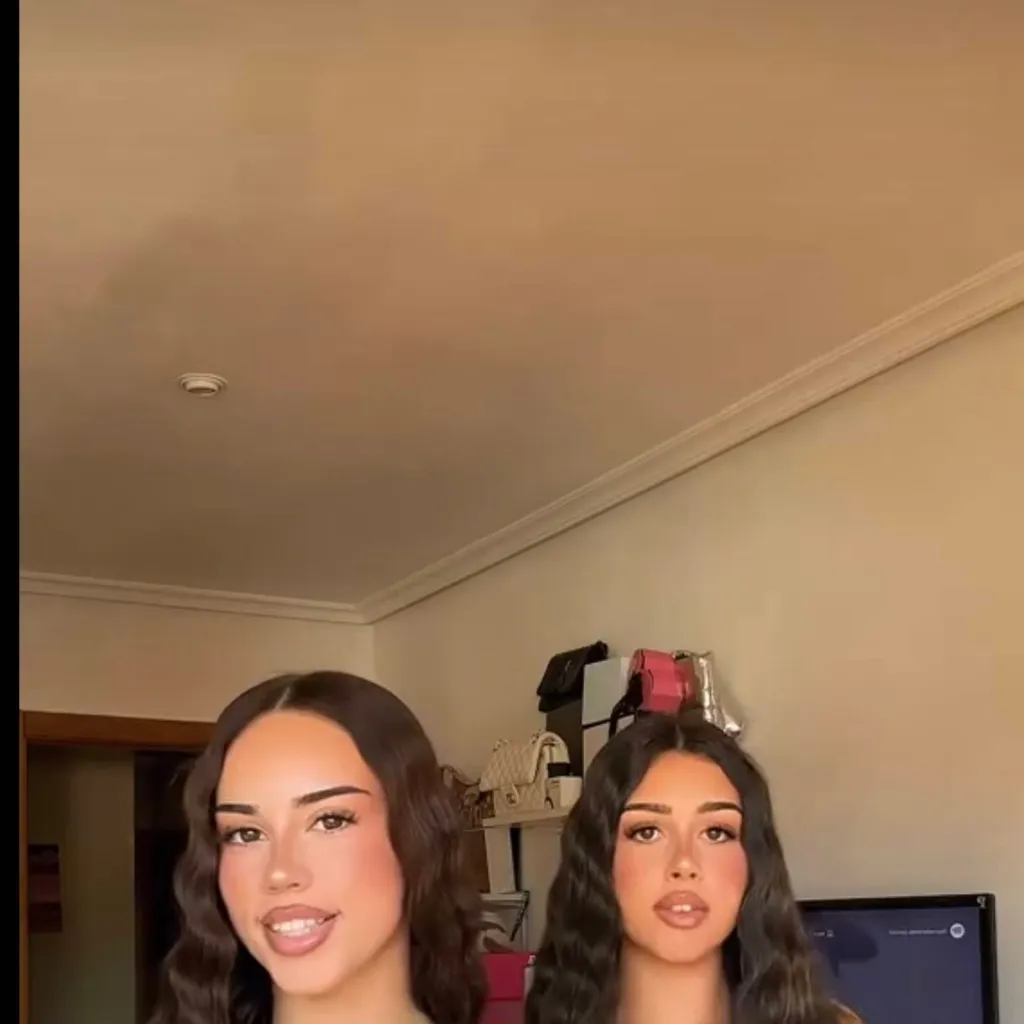 chat with ai character: Alex y Paula