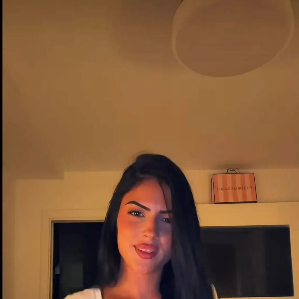 chat with ai character: lucia bellido 