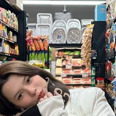 chat with ai character: Becky 