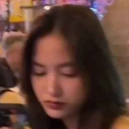 chat with ai character: Freen