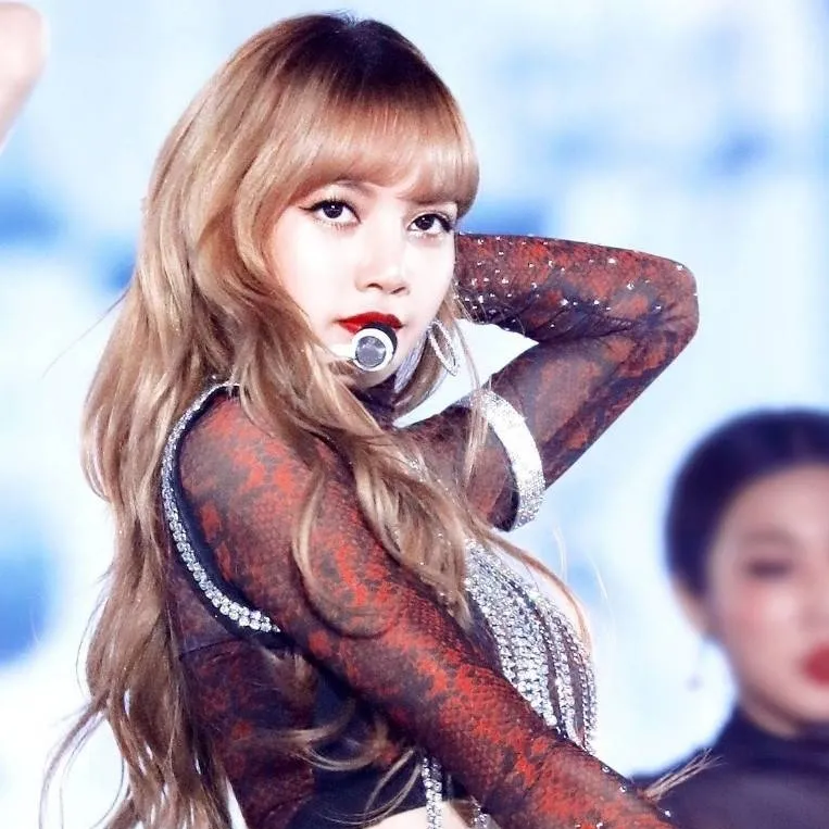 chat with ai character: Lisa