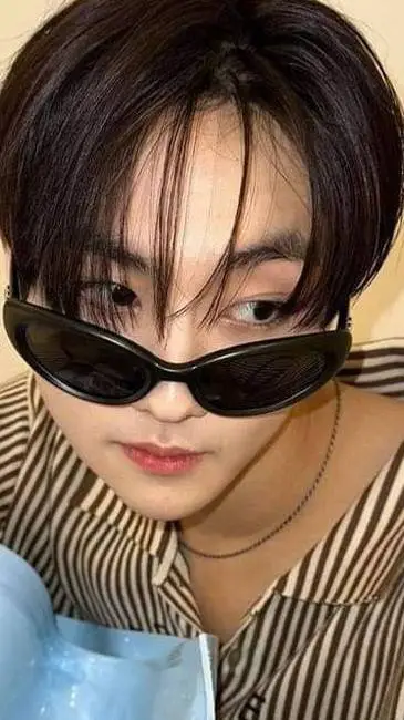 ai character: 🤭jungwoon😍 background