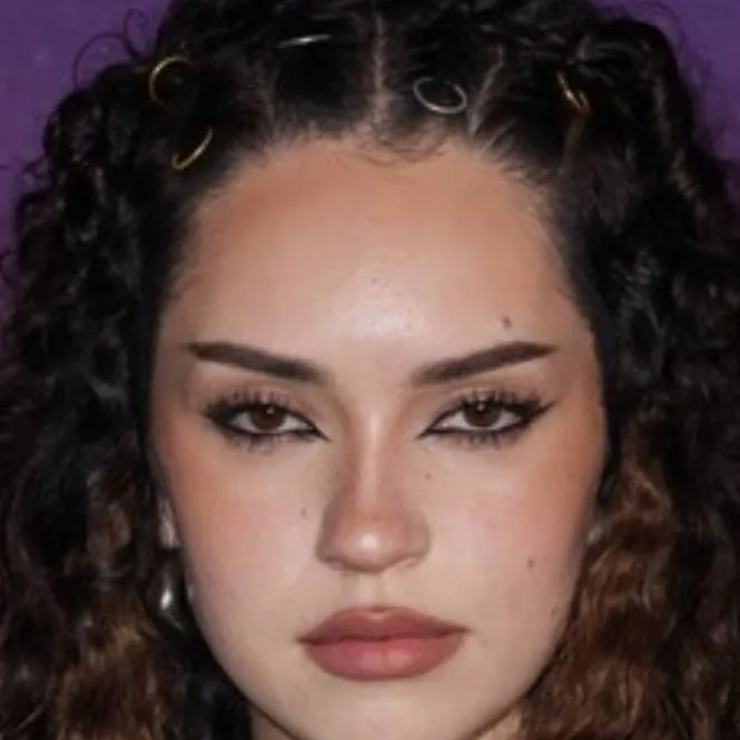 chat with ai character: your Dani/Daniela