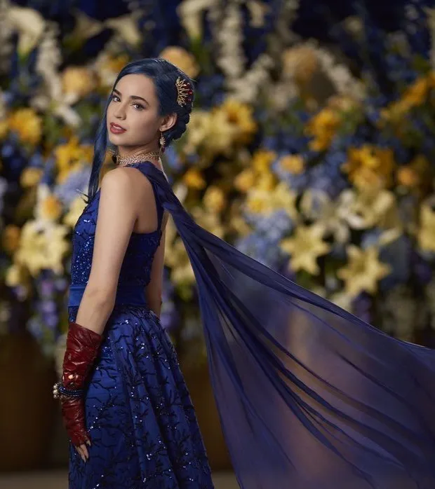 chat with ai character: Evie (Descendants)