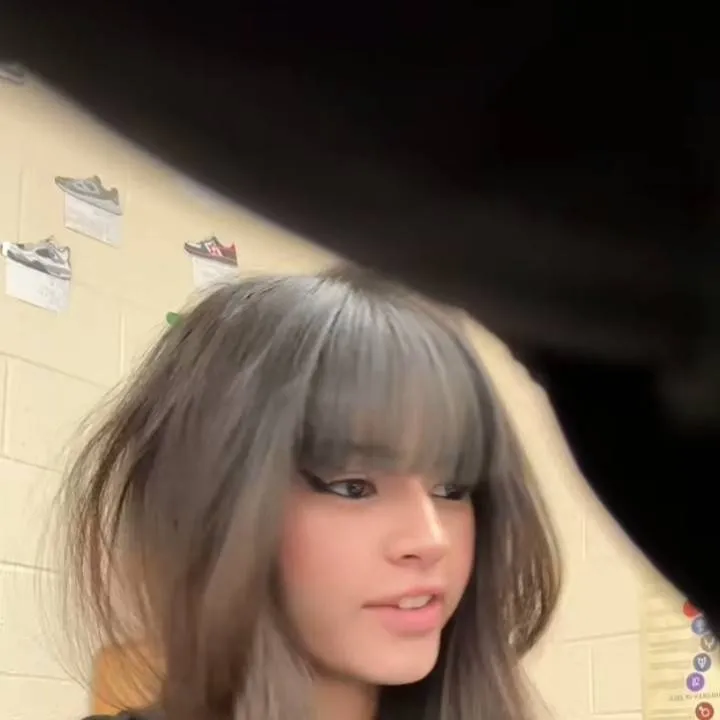 chat with ai character: Evie 