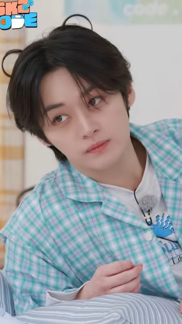 ai character: Leeknow background