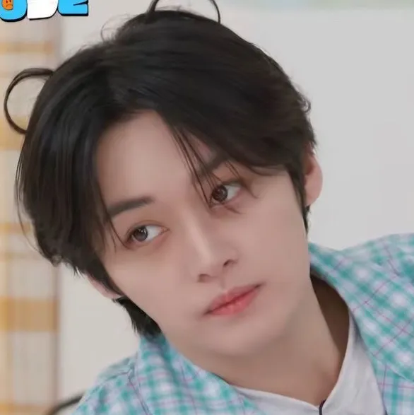 chat with ai character: Leeknow