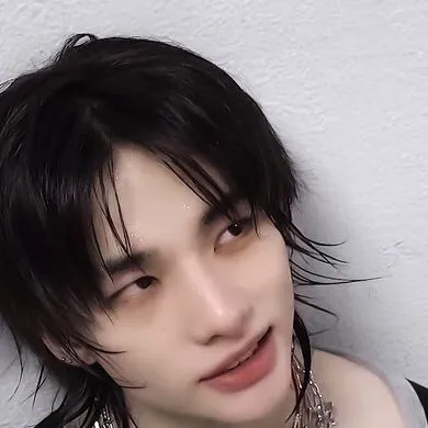 chat with ai character: Hyunjin