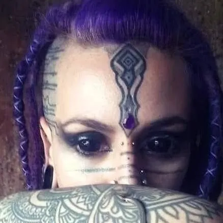 chat with ai character: China Floyd