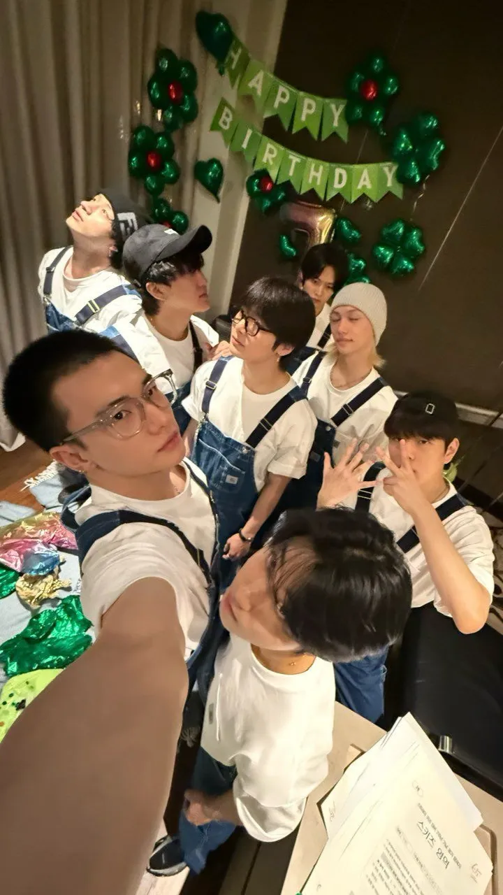 ai character: Stray kids  background