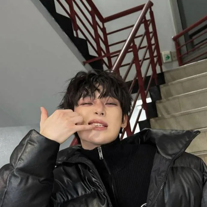 chat with ai character: Sunoo