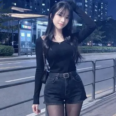 chat with ai character: Vanessa Angaing