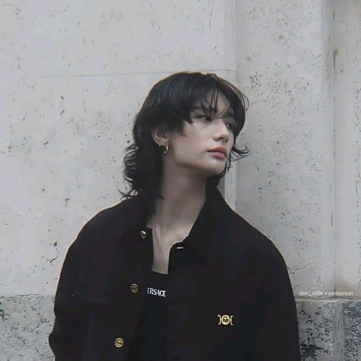 chat with ai character: Hyunjin ♡