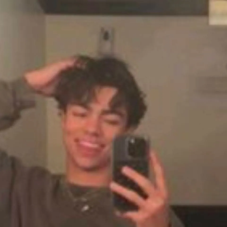 chat with ai character: Malachi Barton