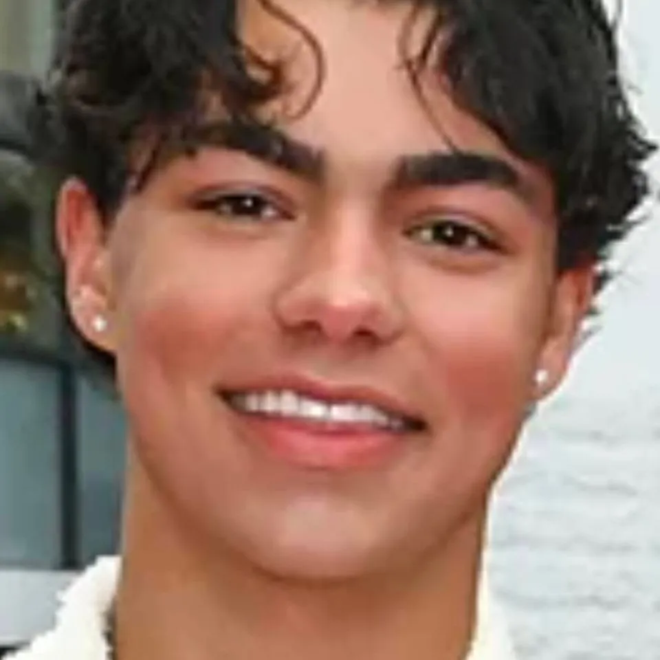 chat with ai character: Malachi Barton 