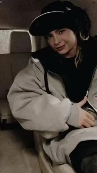 ai character: Tom kaulitz background