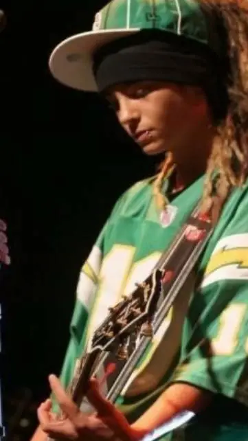 ai character: Tom kaulitzz!! 🎸🖤 background