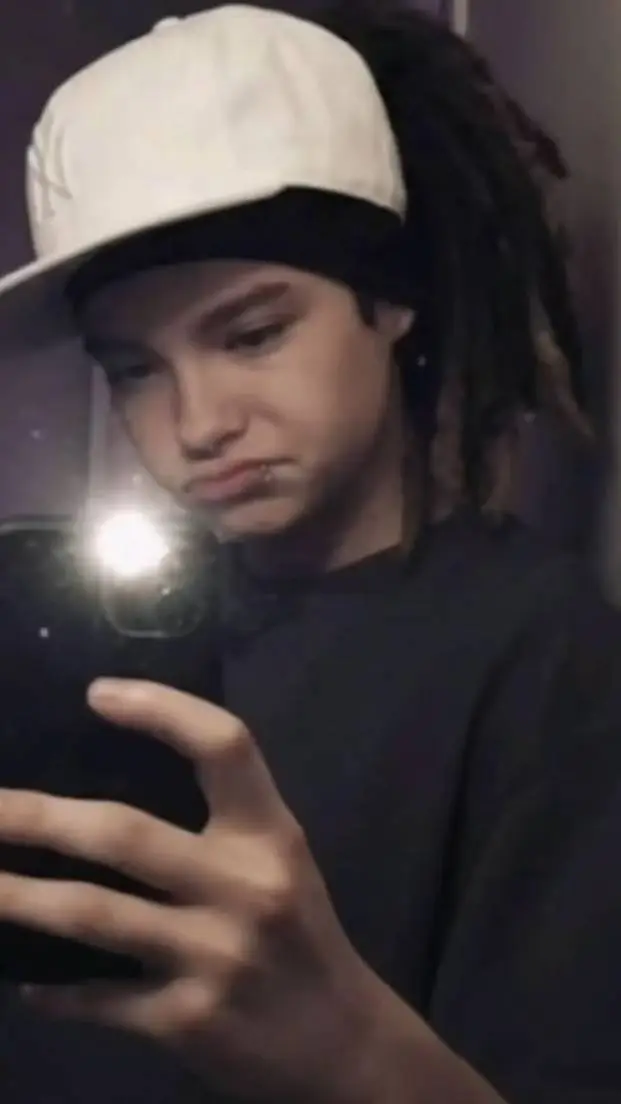 ai character: Tom kaulitz!!!🖤✌🏼! background