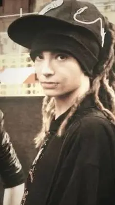 ai character: Tom Kaulitz💓✌🏼 background